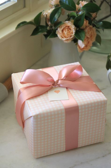 Aesthetic Items, 50th Bday, Gift Wrapping Inspiration, Gift Inspo, Diy Birthday Gifts, Pretty Gift, Diy Birthday, Cute Packaging, Pink Christmas