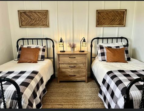 Bedroom With Twin Beds Guest, Farmhouse Twin Bedroom Ideas, Twin Beds Guest Room Farmhouse, Boys Country Bedroom, Boy Twin Bedroom Ideas, Farmhouse Twin Bedroom, Hunting Airbnb, Twin Beds Guest Room Small Bedrooms, Adult Twin Bedrooms