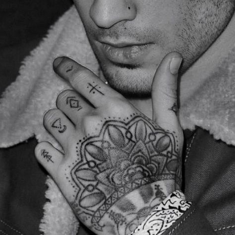 Zayn Malik Tattoos Hand, Zayn Malik Tattoo Ideas, Zayn Malik Tattoo, Tattoos Hands, Zayn Malik Photoshoot, Zayn Malik Tattoos, Hand Tatto, Tattoos Hand, One Direction Zayn Malik