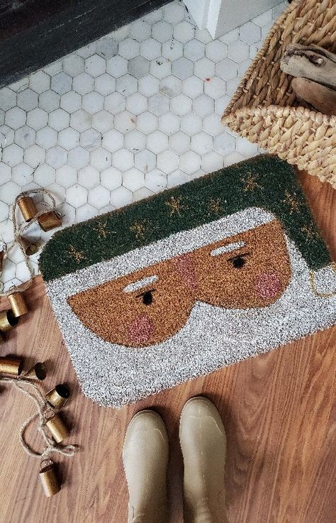 Diy Painted Doormat Christmas, Christmas Door Mat Ideas Diy, Coir Doormat Diy Christmas, Christmas Rug Diy, Christmas Door Mats Diy, Painted Doormat Ideas, Christmas Diy Doormat, Diy Christmas Mat, Christmas Doormat Ideas