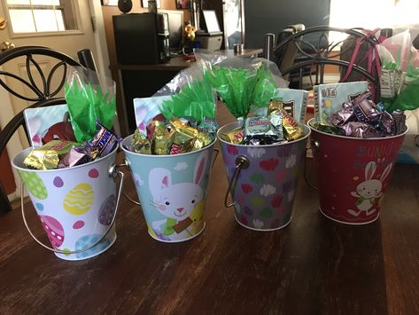 Mini Easter baskets for friends/coworkers Mini Easter Baskets For Adults, Easter Basket For Coworker, Mini Easter Basket Ideas, Easter Gifts For Friends, Birthday Party Return Gifts, Small Easter Gifts, 50th Birthday Themes, Friends Tv Show Gifts, Mini Easter Basket