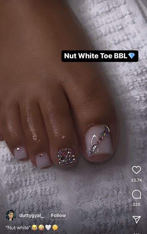 Gem Toenail Designs, White Acrylic Toes With Rhinestones, White And Silver Toe Nails, White Toes With Gems, Toe Nails With Rhinestones, Rhinestone Toenails, White Glitter Toes, Pedicure With Gems, Acrylic Toes With Rhinestones