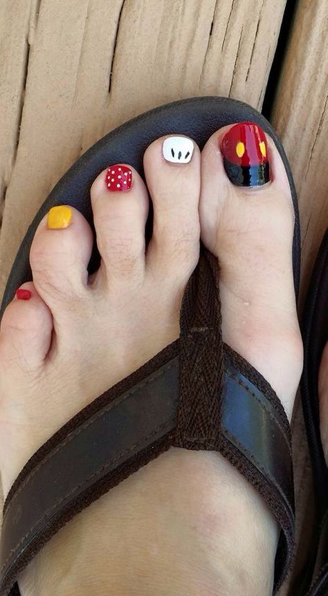 Disney painted nails Disney Toenails, Disney Toe Nail Designs, Nails Disney, Mouse Nails, Disney Nail Designs, Mickey Nails, Nail Art Disney, Super Nails, Disney Nails