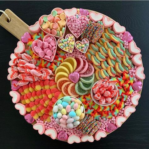 I love seeing everyone joining in on the dessert/candy board train. Let’s make this a thing!! I mean, the upcoming Halloween possibilities… Platers Ideas, Kabob Ideas, Sweet Platter, Candy Platter, Candy Boards, Graze Boxes, Sommer Mad, Candy Tray, Candy Board