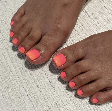 Bright Toe Nails, Pedicure Trends, Beach Toe Nails, Simple Toe Nails, Pedicure Designs Toenails, Summer Pedicure, Pedicure Ideas, Gel Toe Nails, Toe Nail Color