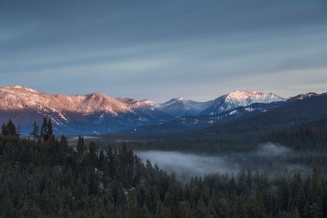 Rose-colored passes: The Cascade Range frames Cle Elum. Cle Elum Washington, Washington Things To Do, Sleepless In Seattle, Sunset Magazine, Oregon Washington, Salt Life, Magical Places, Better Homes, Beautiful Sunset