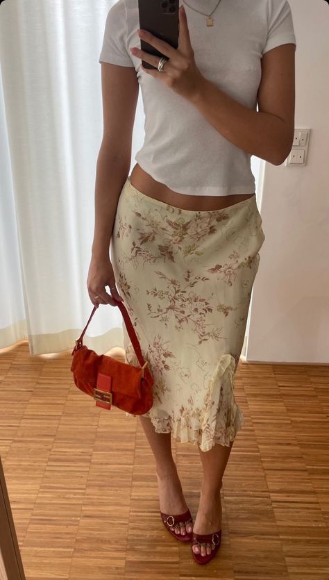 Latina Outfits, Looks Country, European Summer Outfits, Nashville Outfits, Summer Inspo, Floral Midi Skirt, Summer Fits, Mode Inspo, Mode Vintage