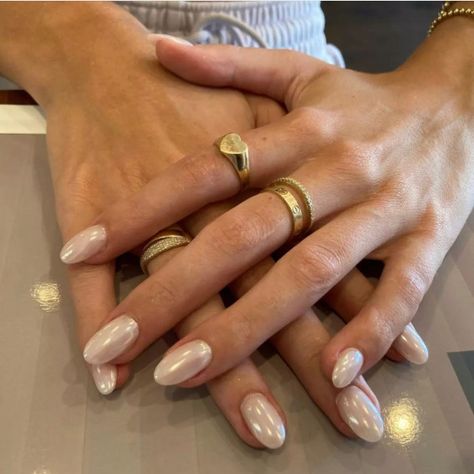 Glazed Donut Nails Natural, Tan Glazed Donut Nails, Bridal Nails Glazed Donut, Nails Pearl Chrome, Bailey Bieber Glazed Donut Nails, Hailey Bieber Glazed Doughnut Nails, Hayley Bieber Glazed Donut Nails, Haley Bieber Nails Glazed Donut, Glazed Donught Nails