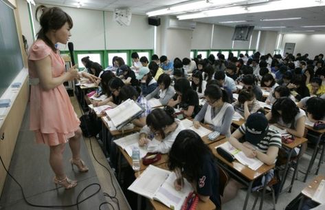 English teacher Rose Lee gives a lecture at a cram school in Seoul Japanese School Life, English Teacher In Japan, Holistic Nutrition Books, Cram School, Korean School, Teachers Room, Asian Studies, Japan Aesthetic, Japanese School