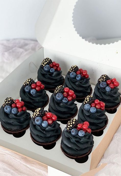 Black Frosting Cupcakes, Gothic Cupcakes Birthday, Dark Wedding Cupcakes, Fancy Cupcakes Decorating Design, Moody Cupcakes, Cupcake Decorating Ideas Wedding, Black Wedding Cupcakes, Goth Cupcakes, Gothic Cupcakes