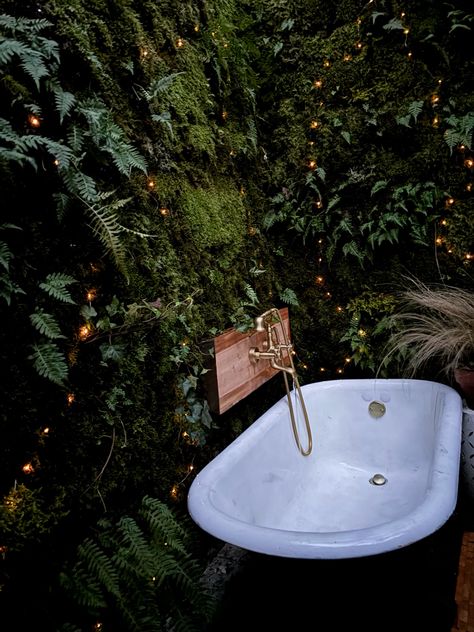 Fairy lights and green ferns Outdoor Clawfoot Tub, Vintage Clawfoot Tub, Fluffy Bath Towels, Four Season Tent, Outdoor Tub, Forest Core, Organic Cotton Sheets, Covered Pergola, Outdoor Bathrooms