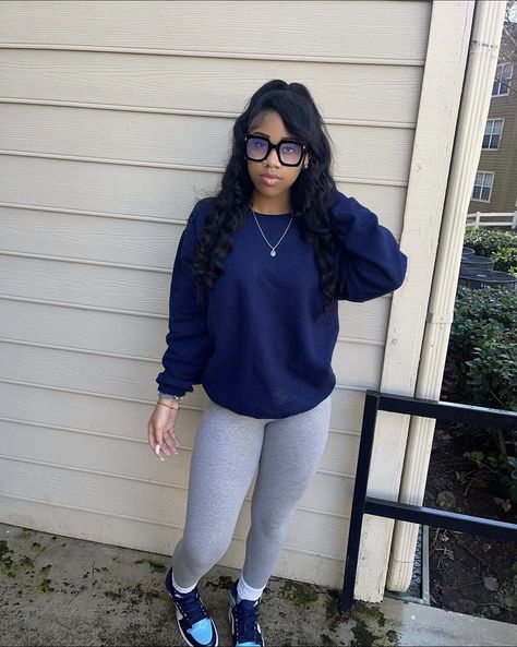 Navy Blue Top Grey Pants Outfit, Pictures Day Outfit Highschool, Black To School Outfits, Outfit Ideas Jeans Winter, Gray Flair Leggings Outfit, Cold Day School Outfit, Cute Cold Outfits For School, Wednesday Outfits For School, Monday School Outfits