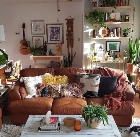 Plants Shelves, Sofa Kulit, Bohemian Style Living Room, Bohemian Style Living, Pillows Green, Dekorasi Bohemia, Bohemian Living Rooms, Design Salon, Maximalist Decor