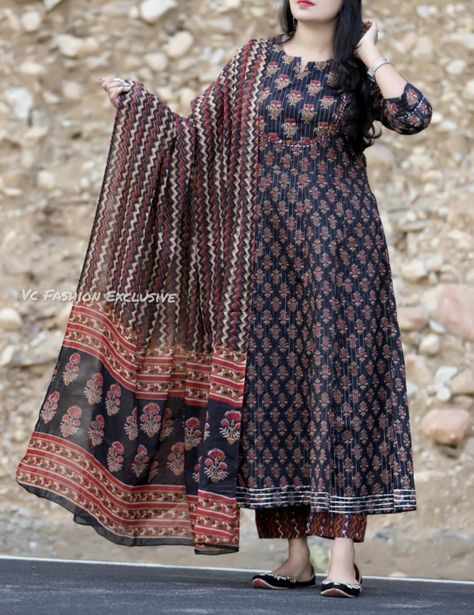 Bagh Print Dresses, Printed Frocks For Women, Frock Suit Ideas, Printed Salwar Suit Designs, Lawn Frock, Frocks For Women, Printed Salwar Suit, Fitness Dress, Bagh Print