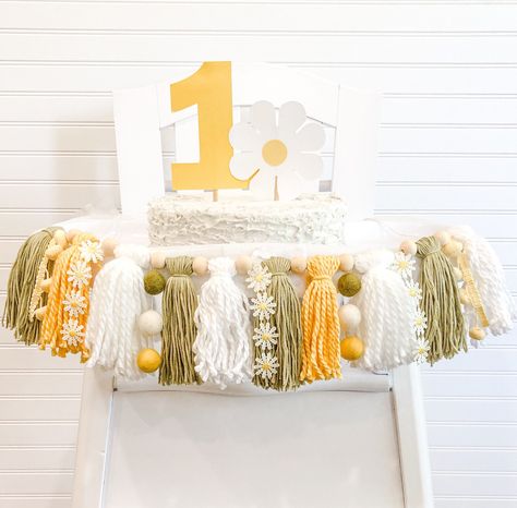 High Chair Tassel Garland, Groovy High Chair Banner, Yarn High Chair Banner, Daisy High Chair Banner, Daisy First Birthday Photoshoot, High Chair Banner Diy, Daisy Smash Cake, Diy High Chair Banner, Smash Cake High Chair