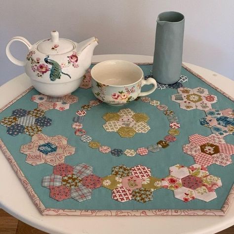 Epp Mug Rug, Hexie Patterns, Tea Time Table, Hexie Quilts Patterns, Hexagon Quilt Pattern, Bordados Tambour, Small Round Table, Table Topper Patterns, Hexagon Patchwork