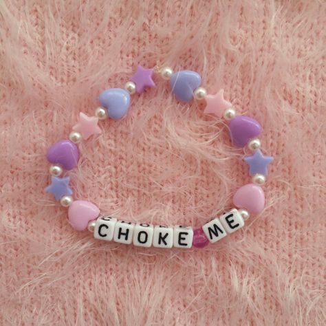 Braslet Ideas Aesthetic, Funny Rave Kandi, Kandy Bracelets Ideas, Funny Kandi Bracelets Sayings, Funny Things To Put On Bracelets, Funny Beaded Bracelets Words, Candy Bracelet Ideas, Rave Candy Bracelets Ideas, Funny Bracelet Ideas