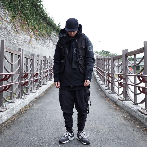 Parkour Outfits Men, Oversized Techwear Hoodie For Urban Adventures, Urban Adventure Techwear Windbreaker, Urban Adventures Techwear Parka, Parkour Clothing, Black Oversized Techwear Parka, Techwear Streetwear, Japanese Street Wear, Tech Wear Fashion