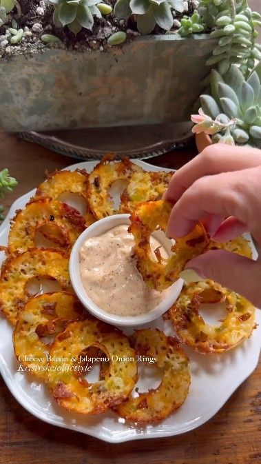 Keto Diet & Recipes | Cheesy Onion Rings By @kristysketolifestyle RECIPE - Makes 12 onion rings INGREDIENTS: 2 cups shredded Colby Jack cheese 2 onion slices… | Instagram Colby Cheese Recipes, Cheesy Onion Rings, Keto Onion Rings, Sugar Free Ketchup, Stuffed Jalapenos With Bacon, Colby Jack, Colby Jack Cheese, Cheesy Bacon, Keto Meal Prep