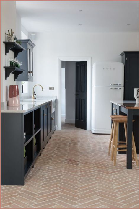 (ad) Choosing the Right Floor Tile for Your Kitchen Parquet Tiles, Kitchen Floor Tiles Ideas, Square Kitchen, Terracotta Floor, Brick Flooring, Kitchen Floor Tile, House Tiles, Terracotta Tiles, Bathroom Floor Tiles