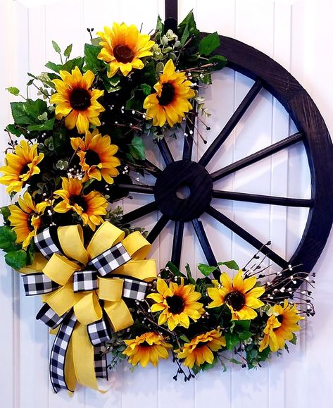 Fall Table Settings Autumn, Beauty Bar Salon, Sunflower Wreath Diy, Wagon Wheel Decor, Dekoratívne Vence, Sunflower Crafts, Holiday Wreaths Diy, Wheel Decor, Door Wreaths Diy