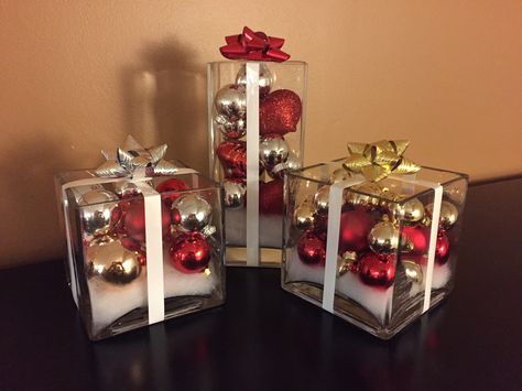 Repurposed square vases. Ornaments, fake snow, ribbon and a bow! Simple and cute. Square Vase Decorating Ideas, Christmas Centerpiece Wedding, Square Table Christmas Centerpiece, Square Vase Ideas, Square Vase Centerpieces, Christmas Centre Pieces, Christmas Party Centerpieces, Affordable Christmas Decorations, Vase Ideas