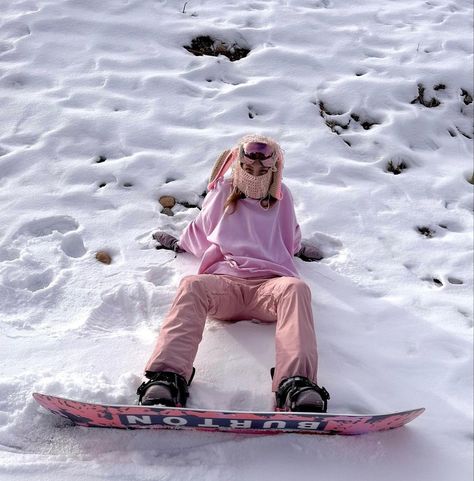 Winter Ski Aesthetic, Pink Snowboarding Outfit, Pink Snowboard Outfit, Pink Snowboard Aesthetic, Aesthetic Pink Princess, Snowboard Girl Aesthetic, Snowboarding Aesthetic Girl, Pink Ski Outfit, Aesthetic Snowboarding Pictures