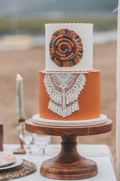 Macrame Cake Design, Bohemian Cake Ideas, Rust Cake, Macrame Cake, Bohemian Cake, Macrame Beach, Autumn Wedding Cakes, Macrame Wedding Decor, Beach Wedding Ideas