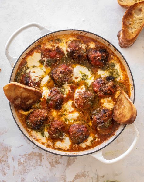 Cheesy Pesto Baked Meatballs with Burrata Cheesy Baked Meatballs, Pesto Meatballs, Meatballs Baked, Ricotta Meatballs, Baked Meatballs, Meatball Bake, Burrata Cheese, Meatball Recipes, Breakfast Lunch Dinner