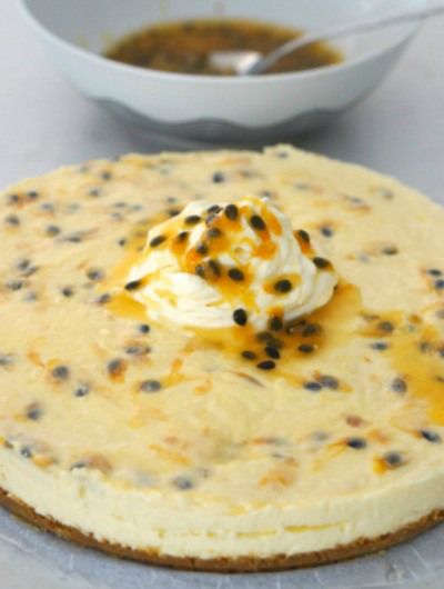 Gluten Free Passionfruit Swirl Cheesecake - delicious and it doesn't need baking!! Passionfruit Cheesecake, Lemon Meringue Cheesecake, Passionfruit Recipes, No Bake Lemon Cheesecake, Mango Cheesecake, Gluten Free Cheesecake, Australia Food, Baked Cheesecake Recipe, Ginger Nut