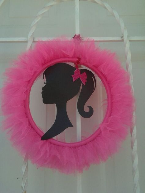 Wreath Barbie Barbie Wreath Front Doors, Barbie Door Decoration, Barbie Diy Party Decorations, Barbie Bunco, Barbie Wreath, Barbie Graduation, Animal Wreaths, Barbie Christmas Tree, Barbie Christmas