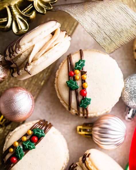 Gingerbread Macarons, Gingerbread Buttercream, Macarons Easy, Festive Cookie Recipes, Christmas Macarons, Macaron Flavors, Holiday Desserts Table, White Chocolate Cookies, Christmas Sprinkles