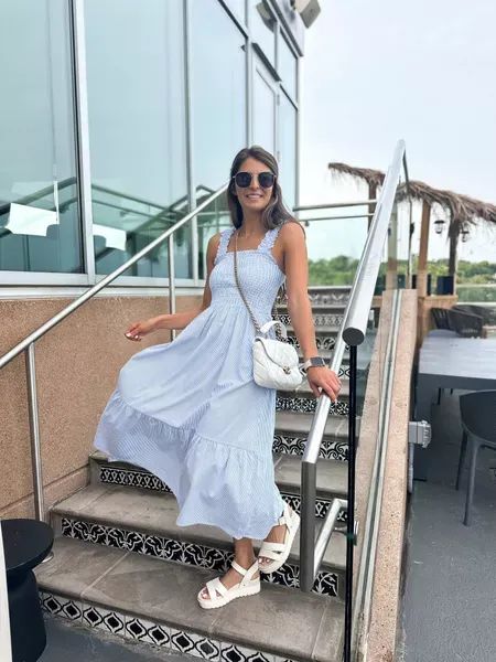 Casual summer dress idea that keeps you cool in 90 degree weather. Simple and chic summer dress to wear to brunch, a baby shower or a bridal shower. Chic Summer Dresses, Dress Idea, Outfits 2023, Dresses Summer, 90 Degree, Casual Summer Dresses, Spring Summer Fashion, Summer Dress, Smocking