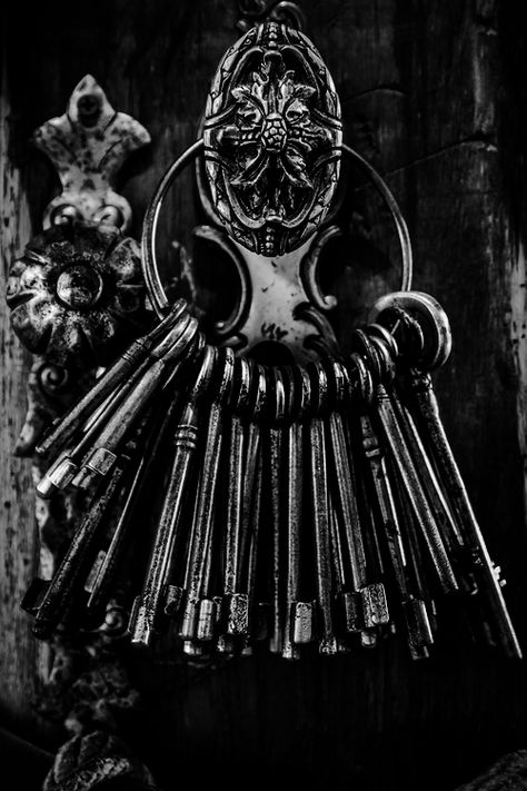 keys Old Keys, The Black Keys, Vintage Keys, Foto Art, Fade To Black, Black N White, Black Magic, My Day, Black Love