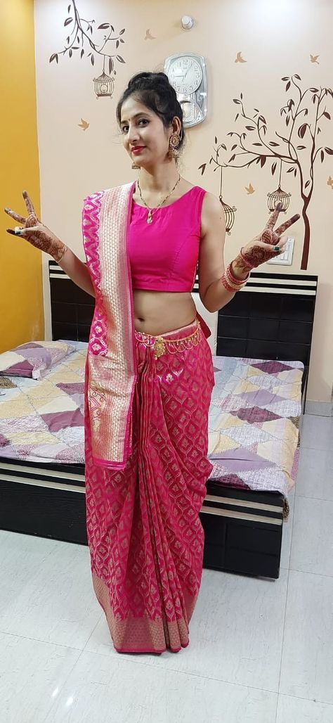 Stylish saree look Indian Night Dress, Stylish Saree Look, Shriya Sharma, Indian Night, Stylish Saree, Golden Saree, Desi Hot, Instagram King, Pop Lyrics