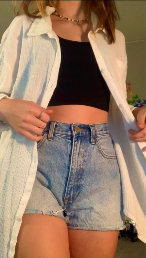 School Outfits For Summer Shorts, Outfit Ideas With Short Jeans, Summer Outfit Inspo Aesthetic Shorts, Short Jeans Beach Outfit, Tank Top Inspo Outfit, Blue Denim Shorts Outfits Women, Summer Outfits Blue Shorts, Denim Shorts Crop Top Outfit, Hot And Minimalist Style