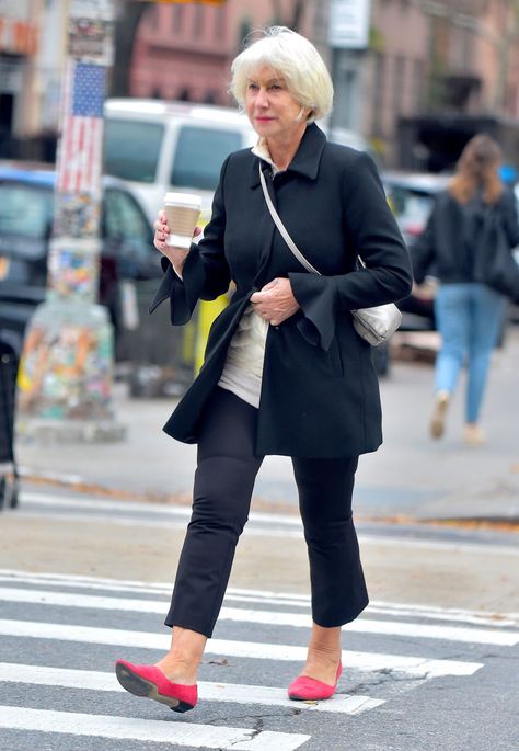 Helen Mirren Style, Black Flat Boots, Stylish Actresses, Faux Fur Stole, Helen Mirren, Neutral Outfit, 50 Fashion, Grey Hair, White Outfits