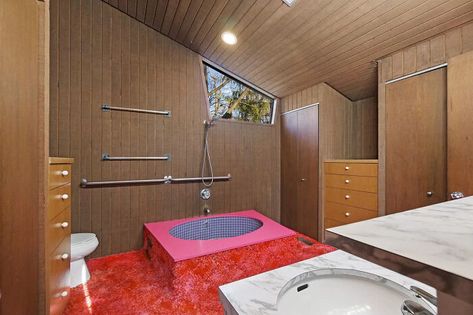 Couple Buys A '70s Time-Capsule Carpeted Home For $161k, And The Internet Is Going Crazy Over It | Bored Panda Sunken Tub, Capsule House, Wayne Homes, Brutalist Buildings, Formica Countertops, Kitchen Time, Shag Carpet, Huge Windows, Cabinet Finishes