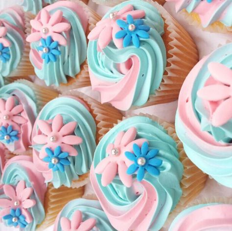 Pink & Blue Cupcakes! Cute for J & J event Pink And Blue Frosting Cupcakes, Pink And Blue Cupcakes, Pink Blue Cake, Pastel Bakery, Cupcake Frosting Tips, Cupcakes Decoration Diy, Fancy Baking, Blue Cake Pops, Chapter Ideas