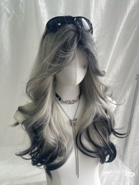 Two Toned Hair Color Ideas, Pretty Hair Cuts, Cute Wig, Cool Hair Designs, Hair Color Streaks, Dyed Hair Inspiration, Cosplay Hair, Pretty Hair Color, Hair Stylies