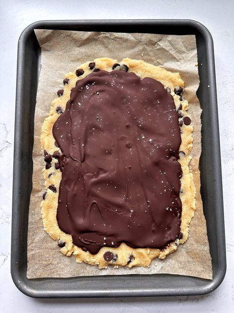 Chocolate Chip Cookie Dough Bark (vegan + gluten-free) - rachLmansfield Easy Pork Recipes, Cookie Dough Bark, 4 Ingredient Cookies, Chocolate Chip Walnut Cookies, Cookie Dough To Eat, Dessert Snacks, Healthy Cookie Dough, Make Chocolate Chip Cookies, Almond Flour Cookies