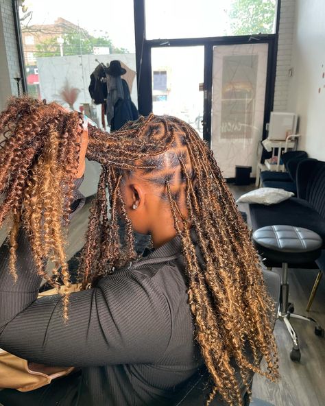 Short bonita locs with T30 & T27 colormix 😍 • Book under: Short styles; 12” bonita locs ⁃ Located in Queens, NY📍 ⁃ ⁃ Use code “summer” for 15% off 26” indie locs, 36” butterfly locs , 36” mermaid locs, 24” bonita locs, & 36” knotless soft locs ⁃ • • - • • • • #invisiblelocsnyc #nychairstylist #softlocsny #knotlessbraidsnyc #distressedlocsnyc #nitalocsny #butterflylocsny #fauxlocsny #locsbynayy #retwistnyc Knotless Butterfly Locs, Indie Locs, Bonita Locs, Knotless Soft Locs, Mermaid Locs, Soft Locs, Butterfly Locs, Protective Hairstyles Braids, Queens Ny