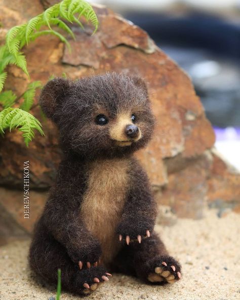 Bear Needle Felt, Needle Felt Bear, Needle Felted Bear, Felted Bear, Felt Bear, Needle Felting Tutorial, Needle Felting Diy, Cute Small Animals, Textile Sculpture