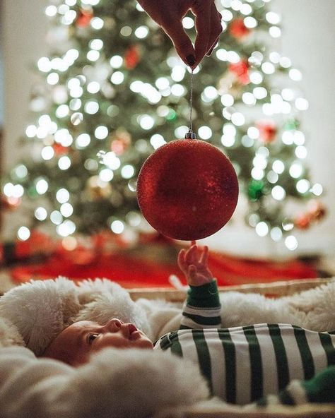 32 Best 'Baby's First Christmas' DIY Photoshoot Ideas Newborn Xmas Picture Ideas, Holiday Infant Photos, Christmas Photos Baby Boy, Christmas Card Inspiration Photo Family, Newborn Xmas Photoshoot, Newborn Boy Christmas Pictures, Christmas Card Newborn, New Baby Christmas Card, 3 Month Christmas Pictures