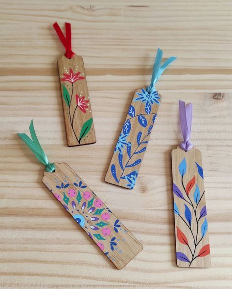 Personalized hand painted bookmark. Cute bookmark with bright colors, made of wood with satin ribbon, protected with ecological varnish. Unique gift for book lovers. If you want the personalized bookmark, write it in personalization, do not hesitate to write to me if you have any questions, I will be happy to talk to you. You can choose between the blue, green, lilac or red model. -- Measurements: 12 x 3 centimeters. -- You can choose between two shipping options: - Standard shipping takes betwe Painted Wooden Bookmark Ideas, Small Bookmark Ideas, Wooden Bookmarks Diy Craft Ideas, Painted Wood Bookmarks, Wood Bookmarks Diy, Hand Painted Bookmarks, Painted Wooden Bookmarks, Paint Bookmarks, Bookmark Painting