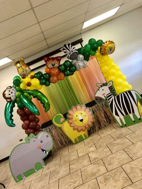 Safari Themed Backdrop, Safari Theme Backdrop Ideas, Safari Backdrop Jungle Theme, Safari Birthday Party Decorations Diy, Safari Birthday Ideas, Jungle Safari Backdrop, Kindergarten Graduation Themes, Safari Backdrop, Birthday Party Paper Decorations