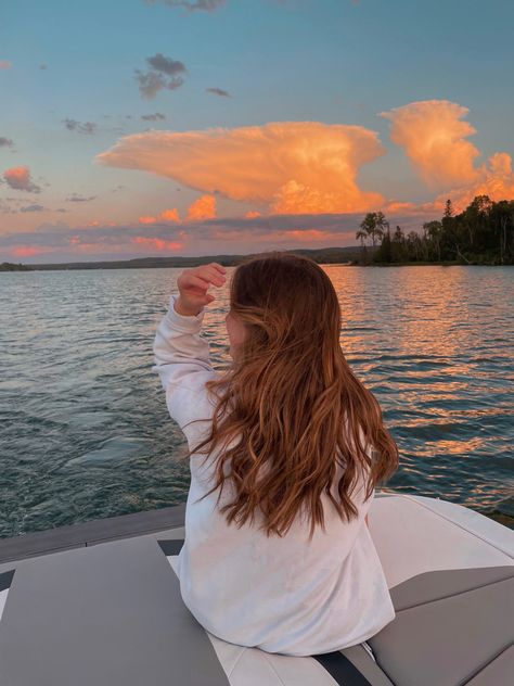 Lake Pictures By Yourself Boat, Fashion Aesthetic Summer, Aesthetic Boat, Clouds Sunrise, Boat Girl, Aesthetic Lake, Lake Activities, Sunset Pic, Lake Photoshoot