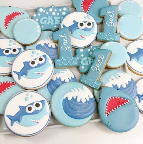 19 Adorable Baby Shark Cookies: Get Inspired to Plan Your Party! Baby Shark Cookies, Shark Birthday Cakes, Shark Themed Party, Shark Cookies, Shark Themed Birthday Party, Shark Cake, Shark Birthday Party, Doo Doo, Baby Boy 1st Birthday