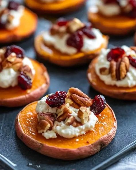 Roasted Sweet Potato Rounds with Whipped Goat Cheese, Cranberries, and Pecans - Miarecipes Sweet Potato Rounds, Lobster Cream Sauce, Potato Rounds, Baked Sweet Potatoes, Whipped Goat Cheese, Crispy Sweet Potato, Roasted Sweet Potato, Cranberry Cheese, Pecan Recipes