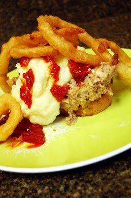 Creating Post it Notes: .vidalia meatloaf with roasted red pepper ketchup and onion rings. Beer Battered Onion Rings, Ground Sirloin, Vidalia Onions, Beer Batter, Roasted Red Pepper, Roasted Red Peppers, Ground Pork, Onion Rings, Caramelized Onions